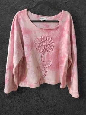 Enchante pink and white crew neck sweatshirt button accent  flower size large